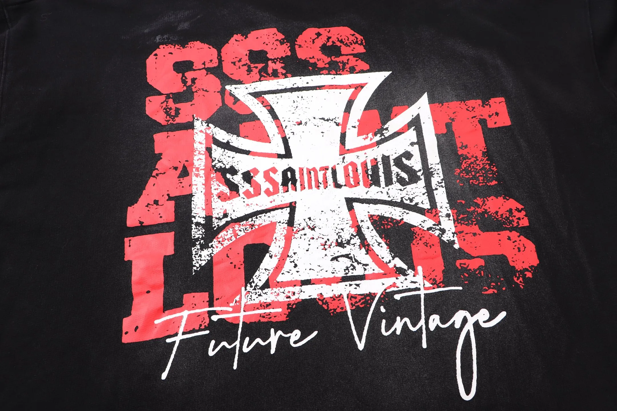 Style No. S555 P260💰 (450g version) SSSAINT LOUIS cross medal pattern printed distressed round neck sweatshirt. Original terry feel, light fleece, soft and thick texture, 450g pure cotton fabric, original cut loose board, high-end short upper body oversize, no hem thread to make the natural curling more stylish. The craftsmanship is hand-made destruction + hand-painted graffiti, horse spray and other processes.             Loose fit, same style for men and women. Size: S-XL